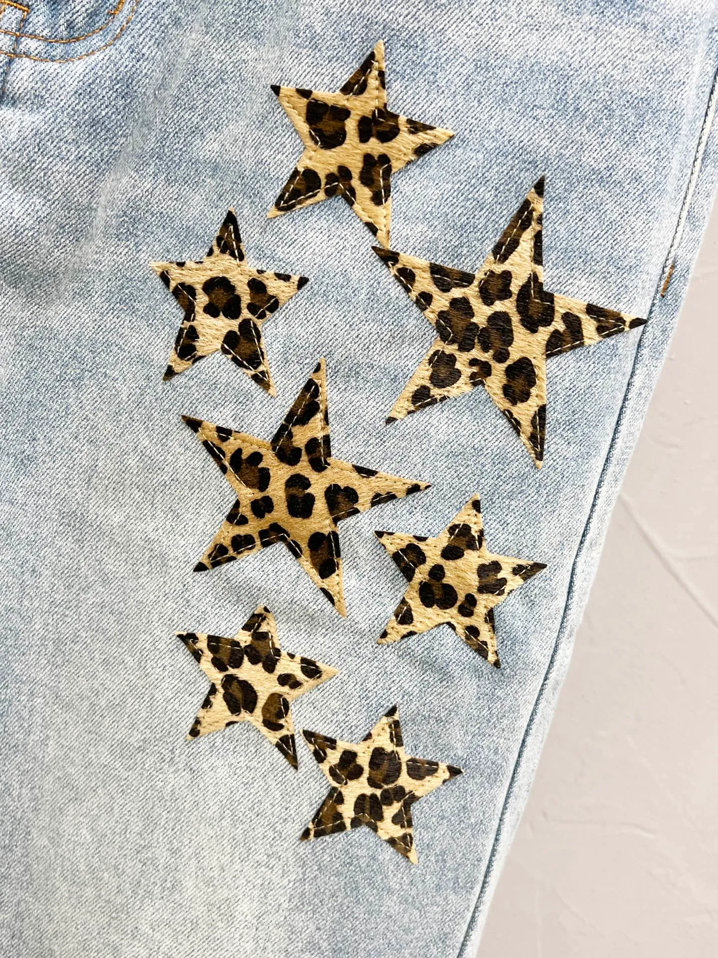 P250 Style No.: [M931] Chrome Hearts SS25 star embroidered zipper straight jeans for men and women, blue, top ceiling quality, styles with different wash textures, very friendly to people with thin legs and thick legs, the straight slim fit is very flattering to the leg shape, timeless moderate length, easy to match with, basic styling for various styles, a must-have in the wardrobe! The fabric is stiff but also makes the upper body soft without losing texture. The washing process is even more perfect. It is a must-have item for everyone! ! ! Washed wheat, hang tag, pants label, three labels complete Color: blue Size: 30, 32, 34, 36